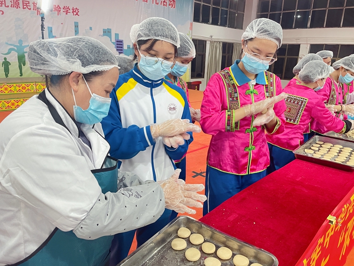 民族实验学校学生制作糍粑.jpg