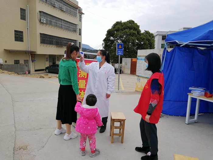 红白组合为群众服务.jpg