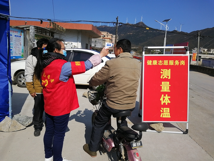 志愿者给群众测量体温.jpg