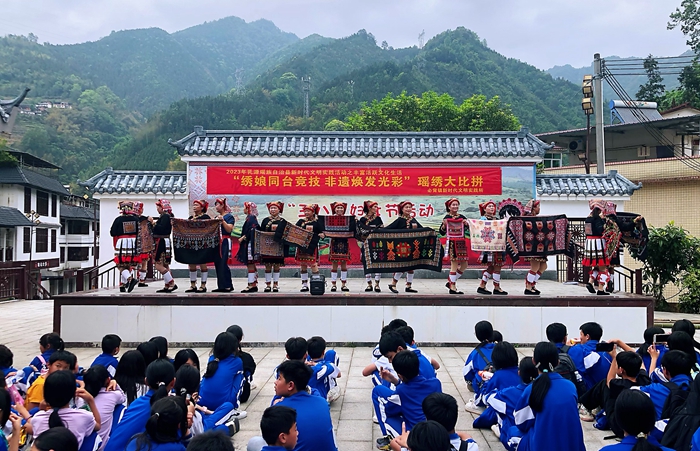 瑶绣展演2.jpg