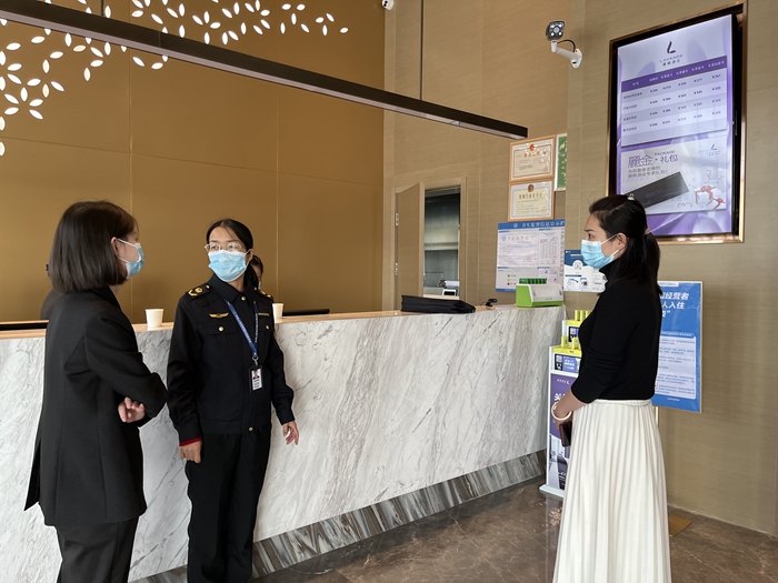 4月26日,乳源市场监管局执法人员在乳源麓枫酒店检查酒店客房价格,拍摄人:许惠清.jpg