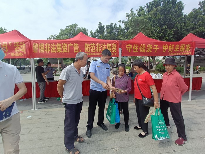 工作人员向过往群众讲解处非知识。摄影者：章雯.jpg