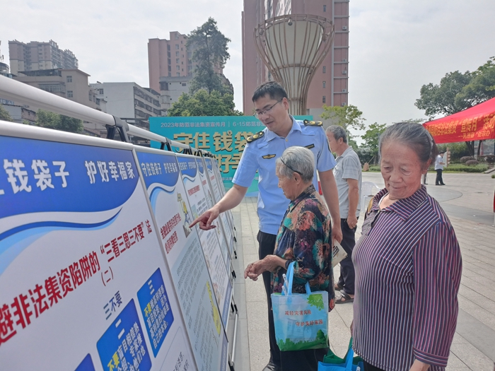 工作人员向群众讲解处非知识。摄影者：章雯.jpg
