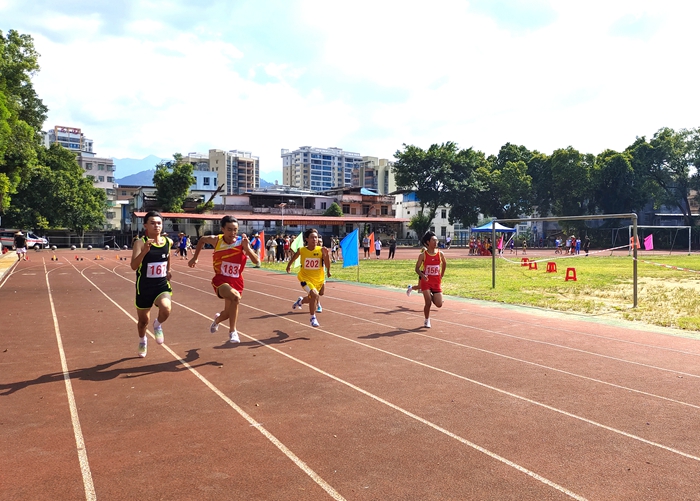 中学组男子100米比赛现场.jpg