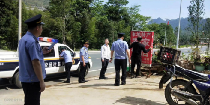 镇执法队、县交通局执法队联合执法拆除广告牌.png