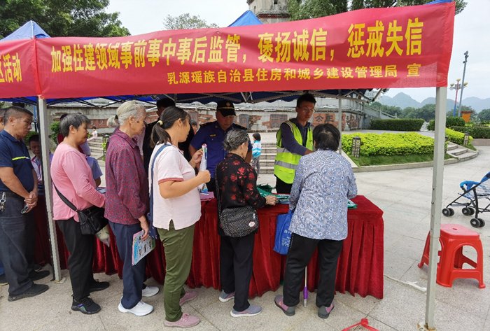 开展主题宣传活动 林遥轩 摄.jpg