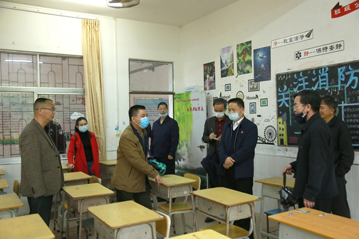 检查课室布置及卫生情况.jpg