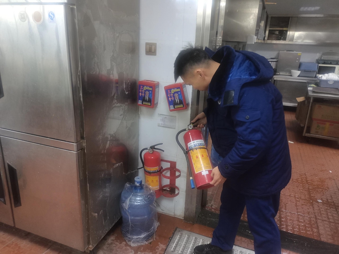 工作人员检查灭火器.jpg
