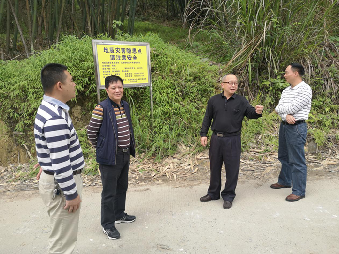 乳城镇岭溪村朱屋组滑坡地灾隐患点现场检查.png