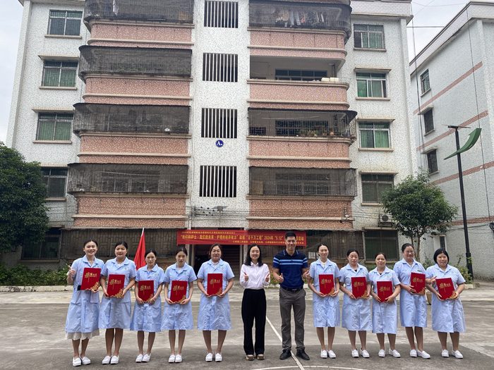 为优秀护士颁发荣誉证书.jpg