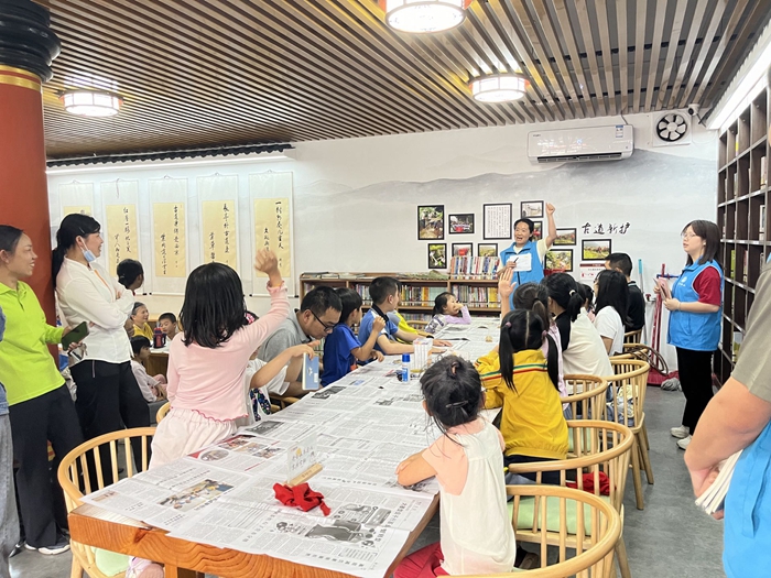 小朋友踊跃的回答问题.jpg