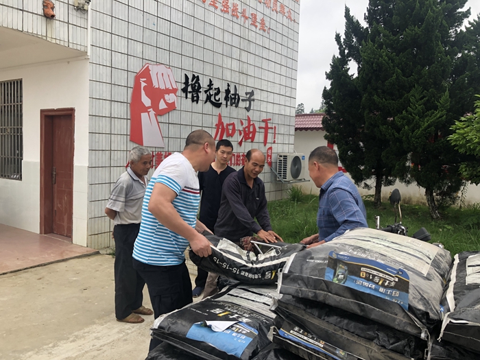 贫困户领取肥料.jpg