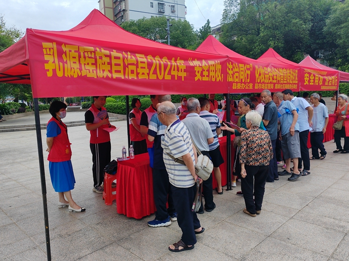在广场举办化妆品安全科普宣传周活动。摄影者：华伟平.jpg