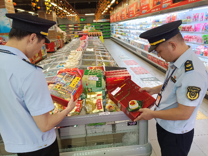 执法人员检查粽子定价，摄影者：黄淑芩.jpg
