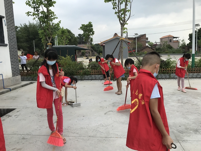 小志愿者清理文化楼周边环境卫生.jpg