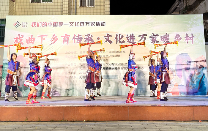 表演者进行瑶族舞蹈展示.jpg