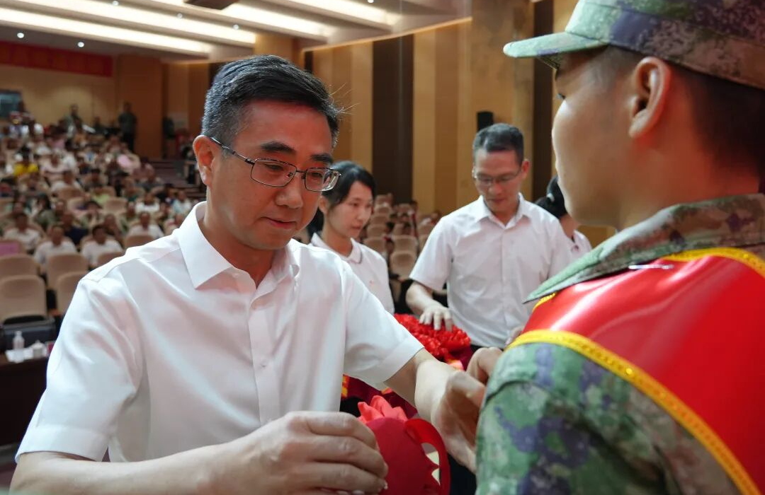 我县举行2025年下半年新兵欢送活动