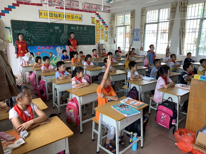 学生们踊跃回答问题.JPG