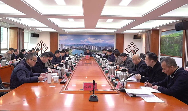 县委十三届第205次常委会会议召开