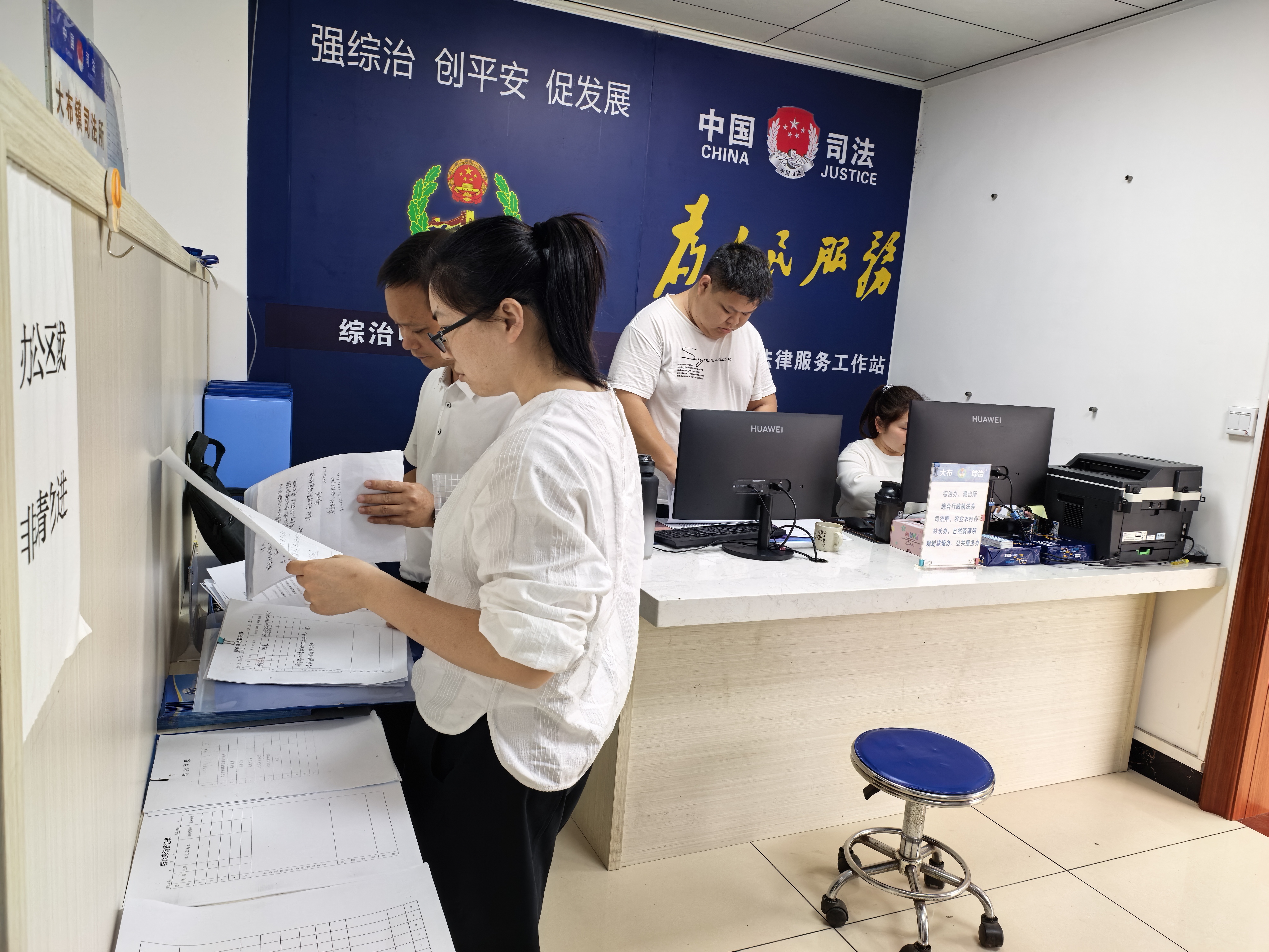 检查综治中心规范化工作成效.jpg