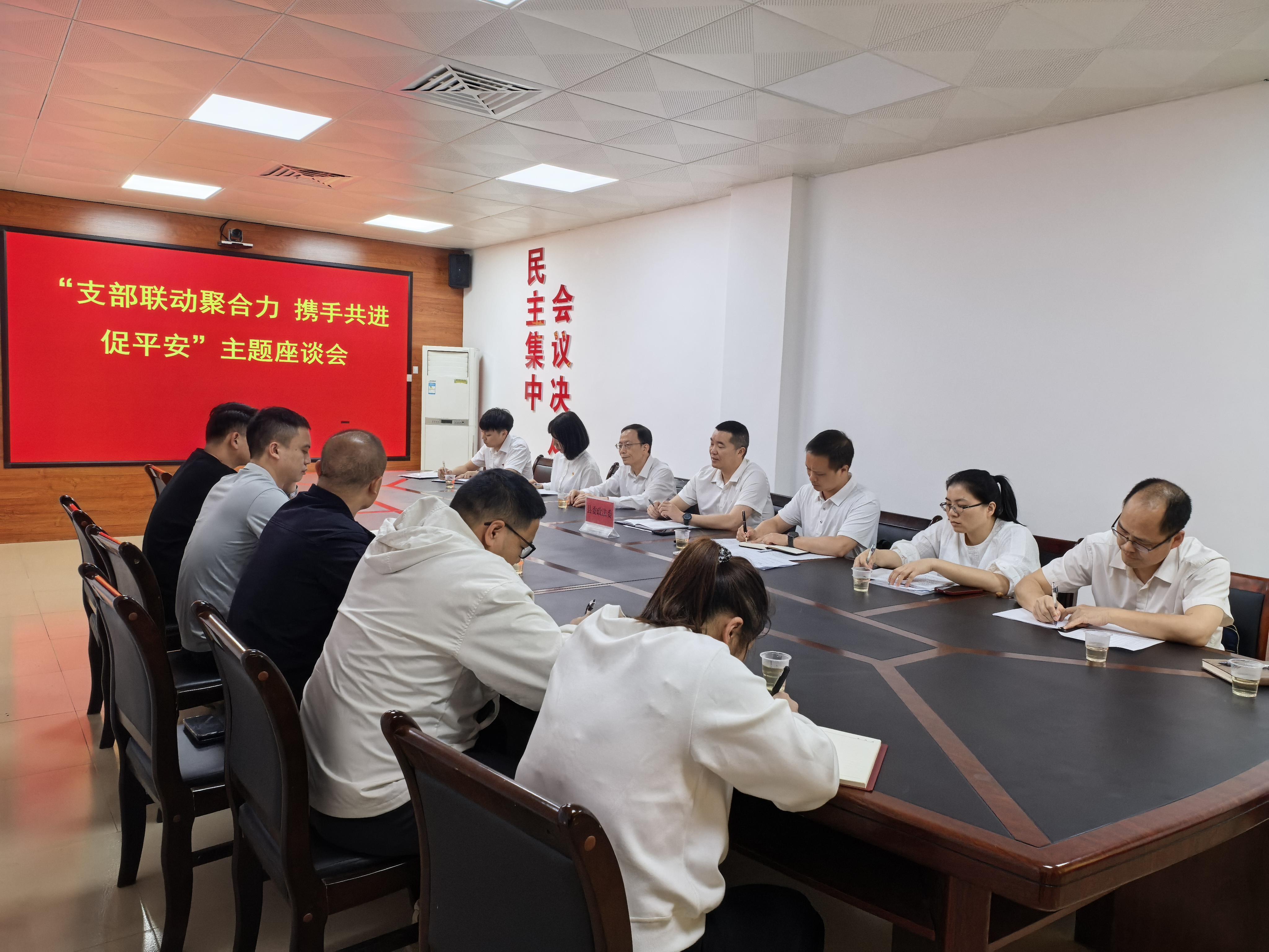 座谈会.jpg