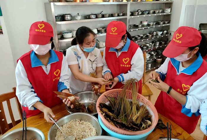 教学生动手包粽子 (2).jpg
