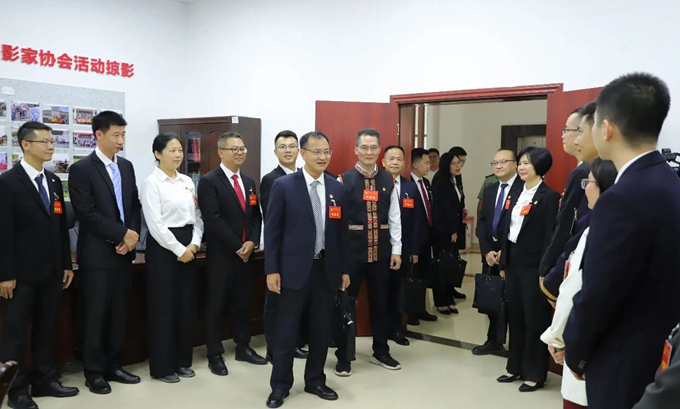 黄艺坤带队看望慰问出席县第十四次党代会代表