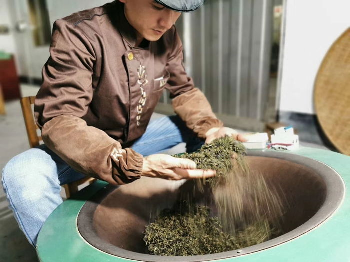 5、三山家庭农场的梁新焕在炒茶.jpg