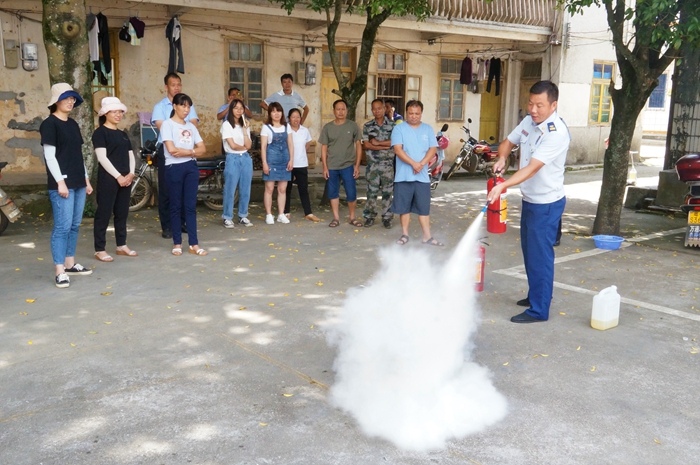 消防员灭火器使用示范.jpg