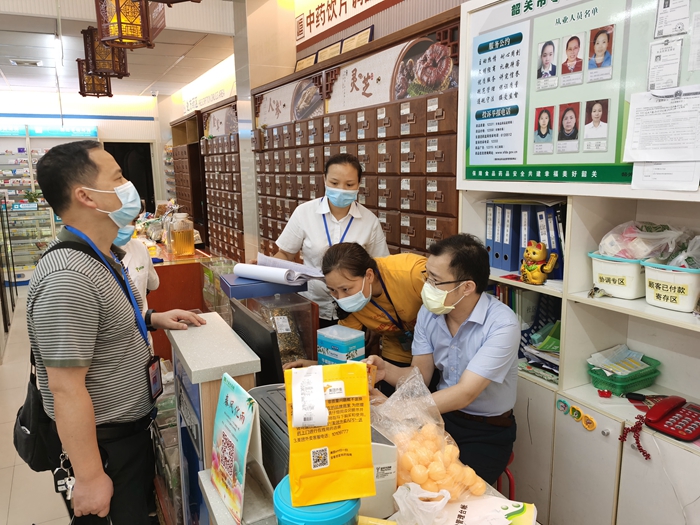 飞行检查组查阅特殊食品进货手续  摄影：叶华文.jpg