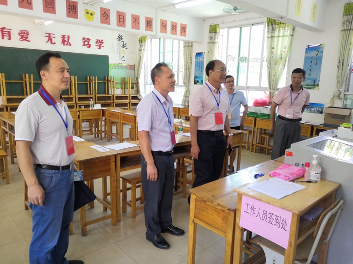 黄叶亭在大桥中学巡察中考工作.jpg