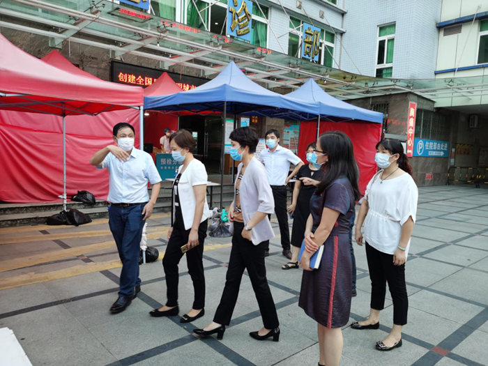 卢春燕到我县医疗机构调研