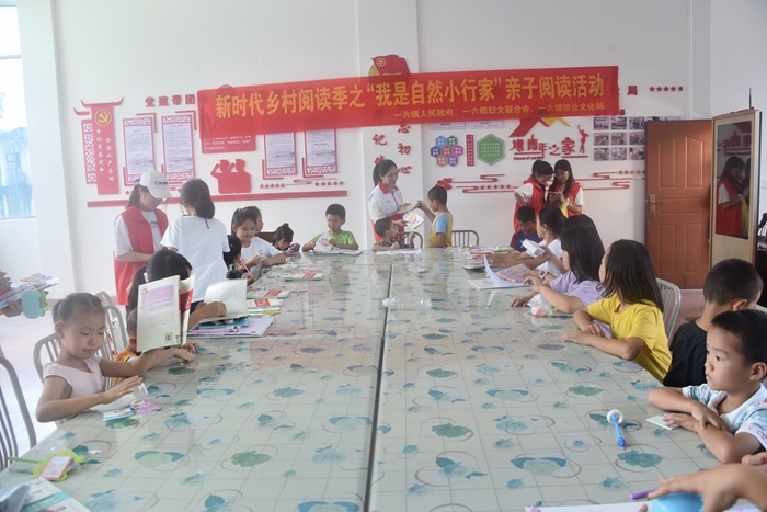 在村委农家书屋开展乡村阅读活动.JPG