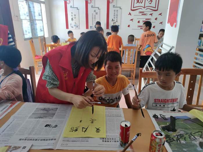 阳陂村点中班的孩子们在练习毛笔字.png