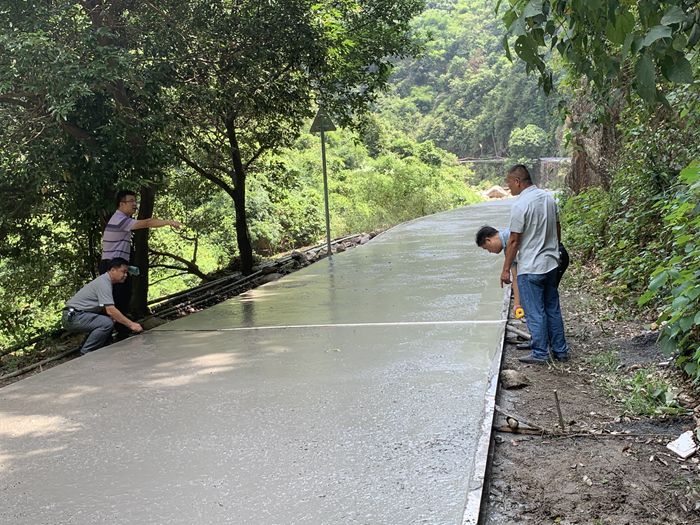 监督组成员测量路面宽度和厚度 (2).jpg