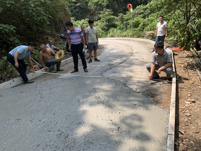 监督组成员测量路面宽度和厚度.jpg