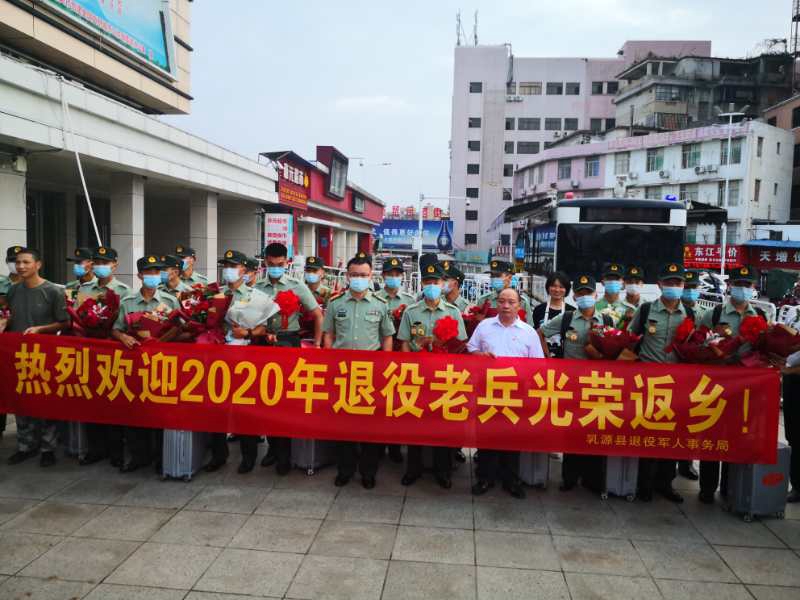 我们很受感动和温暖,回到家乡后将继续发扬部队优良作风,退伍不褪色