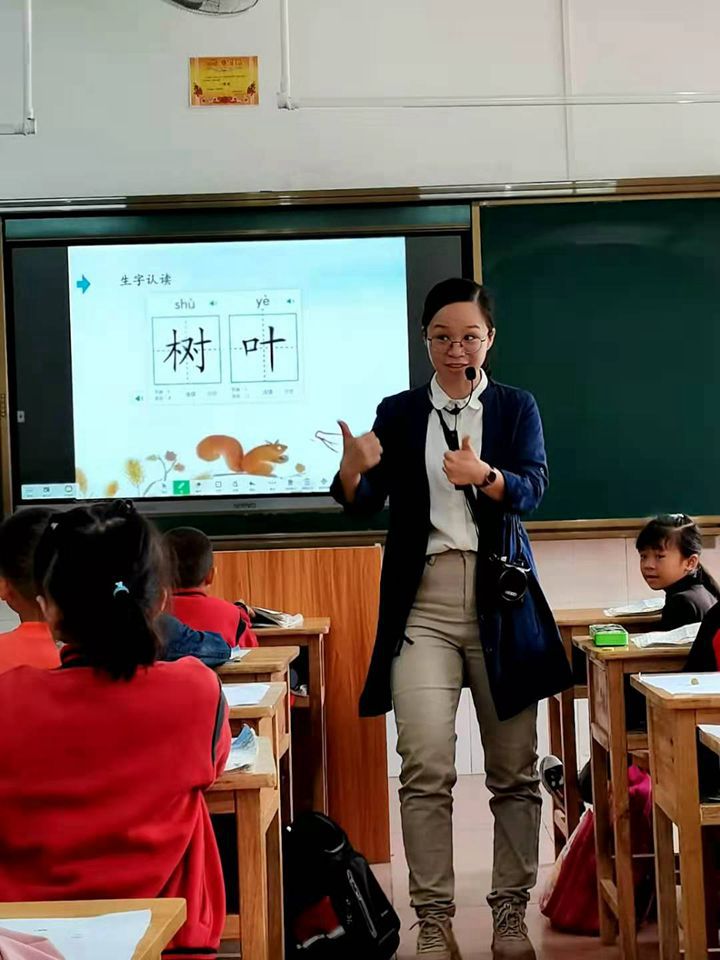 各校教导主任以及教师发展中心语文学科教研员许宏华围绕这两节课进行