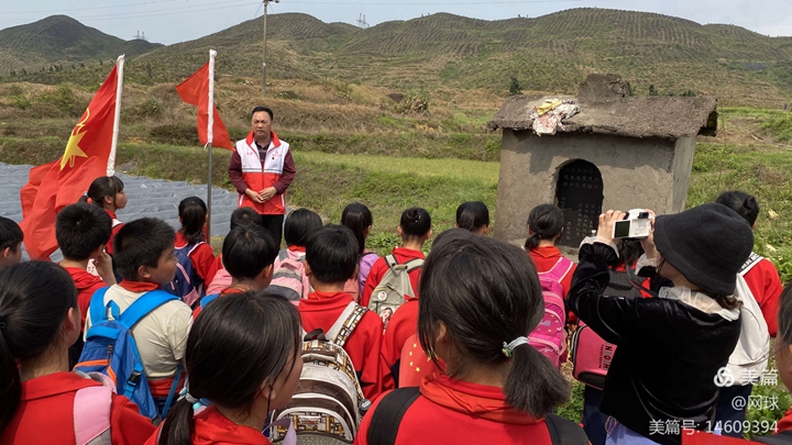 红云中心学校师生在乳北人民抗征队旧址前祭奠先烈.jpg