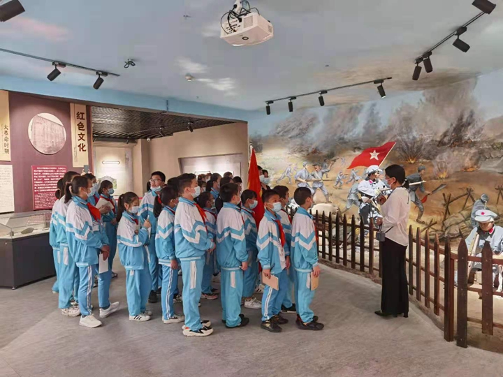 乳源第一小学组织队员到县博物馆参观，聆听红色故事.jpg