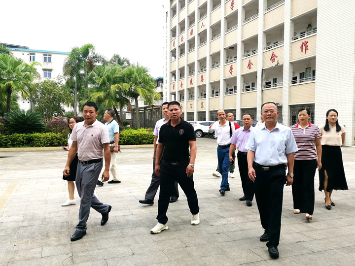在侯公渡中学参观.jpg