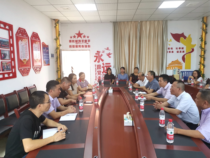 在乳城镇中心小学召开座谈会.jpg