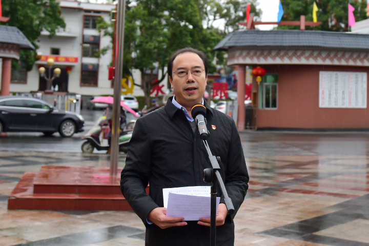 县委书记钟沛东在升旗仪式上讲话县长邓志聪主持升旗仪式升旗仪式